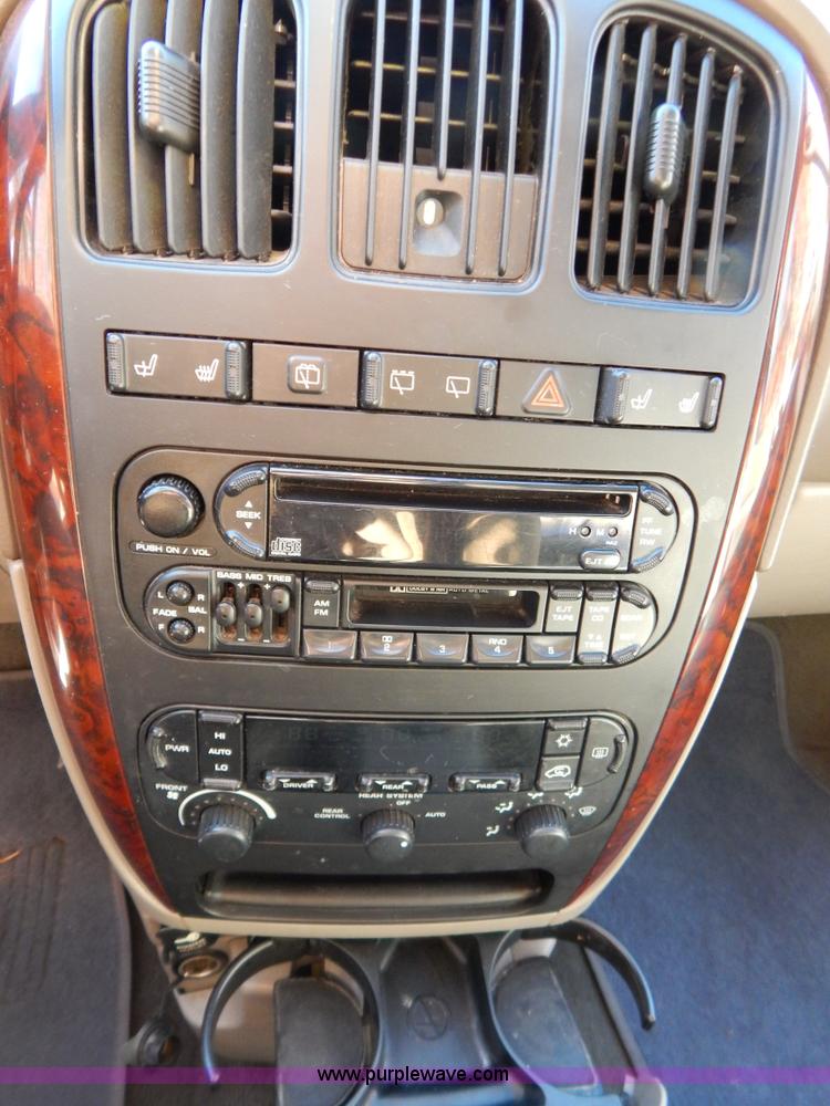 image for item B5936 2001 Chrysler Town & Country LXi van