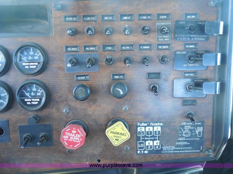 image for item F3241 1988 Peterbilt 377 semi truck