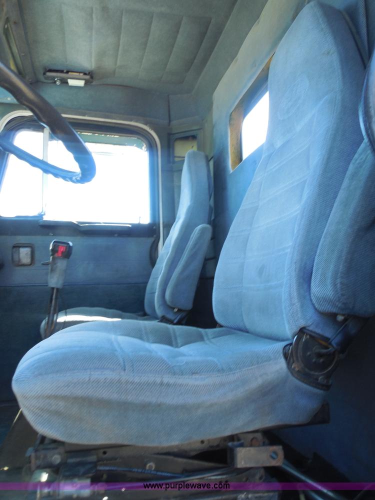 image for item F3241 1988 Peterbilt 377 semi truck