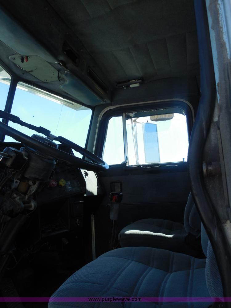 image for item F3241 1988 Peterbilt 377 semi truck