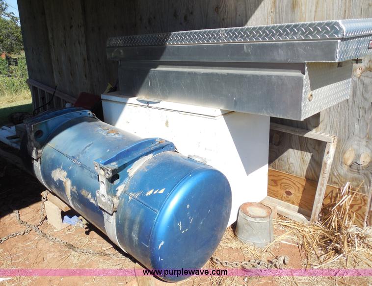 image for item F3241 1988 Peterbilt 377 semi truck