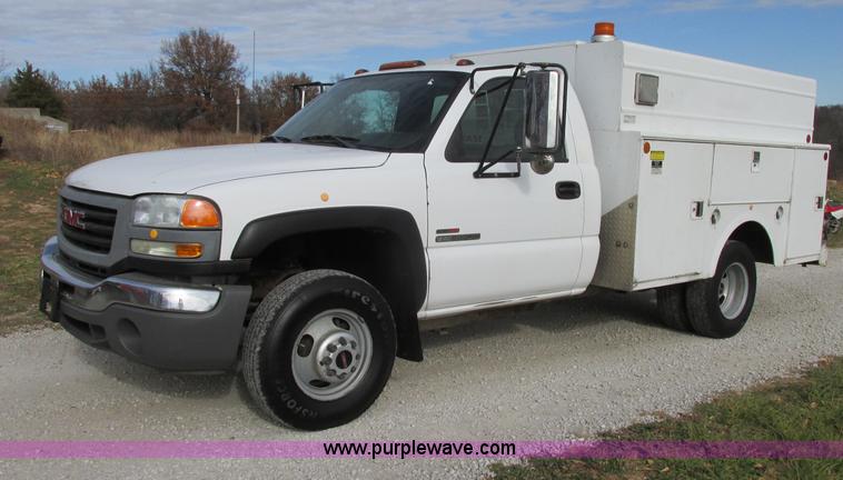 image for item F5426 2004 GMC Sierra 3500 utility truck