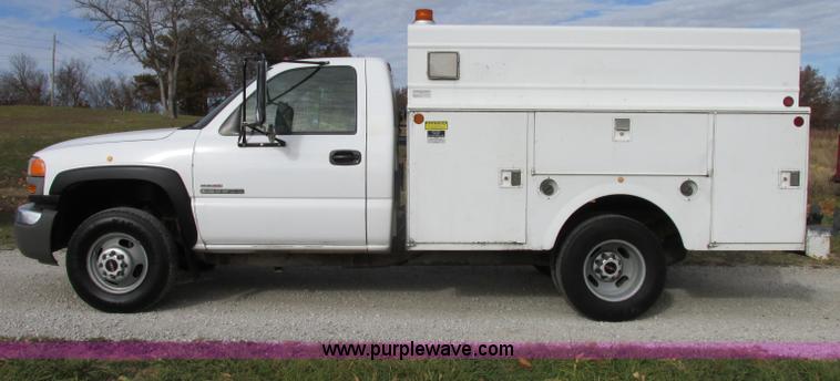 image for item F5426 2004 GMC Sierra 3500 utility truck