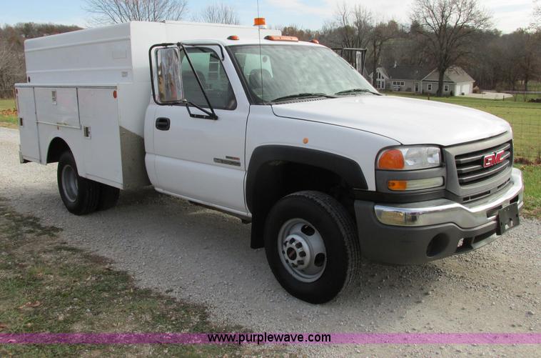 image for item F5426 2004 GMC Sierra 3500 utility truck