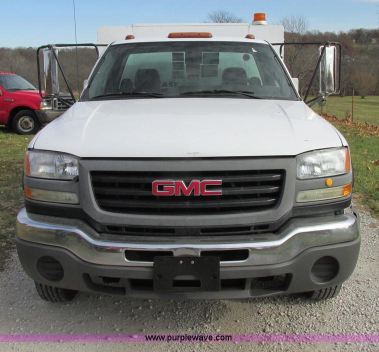 image for item F5426 2004 GMC Sierra 3500 utility truck