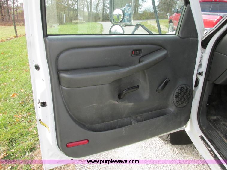 image for item F5426 2004 GMC Sierra 3500 utility truck