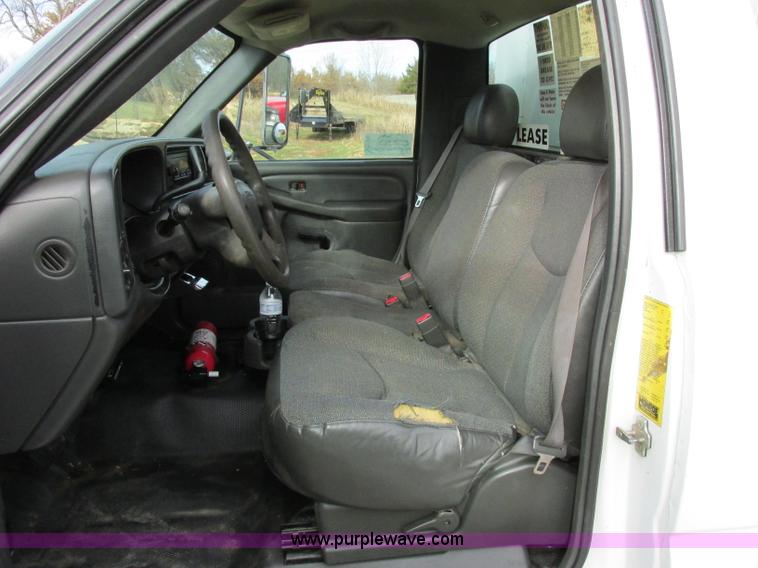 image for item F5426 2004 GMC Sierra 3500 utility truck