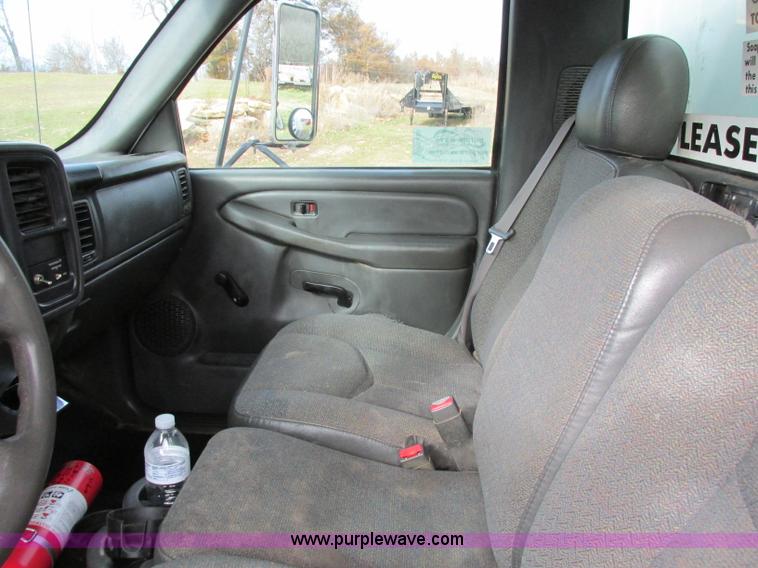 image for item F5426 2004 GMC Sierra 3500 utility truck