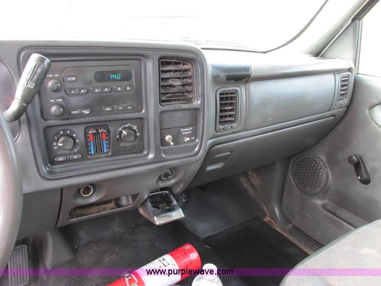 image for item F5426 2004 GMC Sierra 3500 utility truck