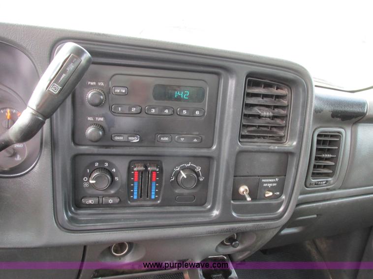 image for item F5426 2004 GMC Sierra 3500 utility truck