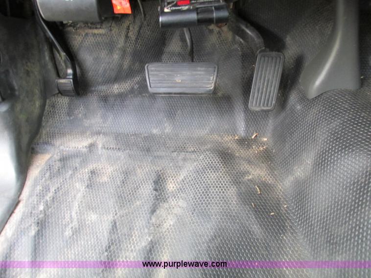 image for item F5426 2004 GMC Sierra 3500 utility truck