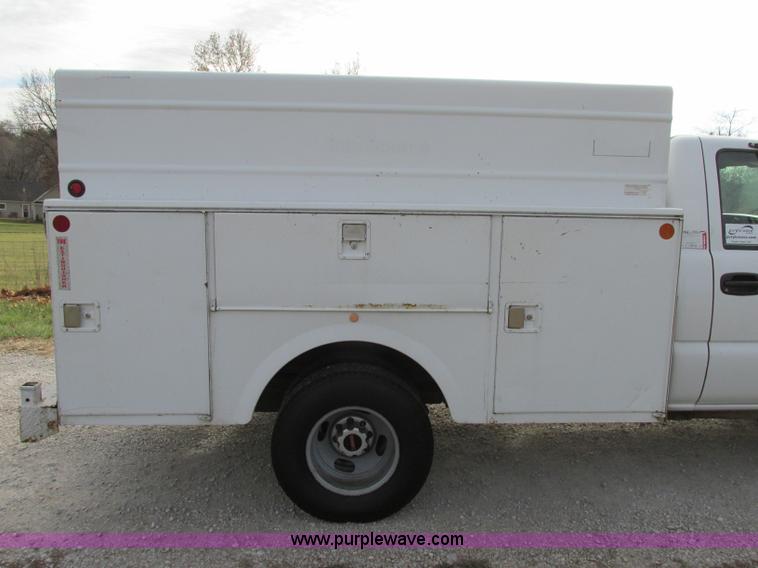 image for item F5426 2004 GMC Sierra 3500 utility truck