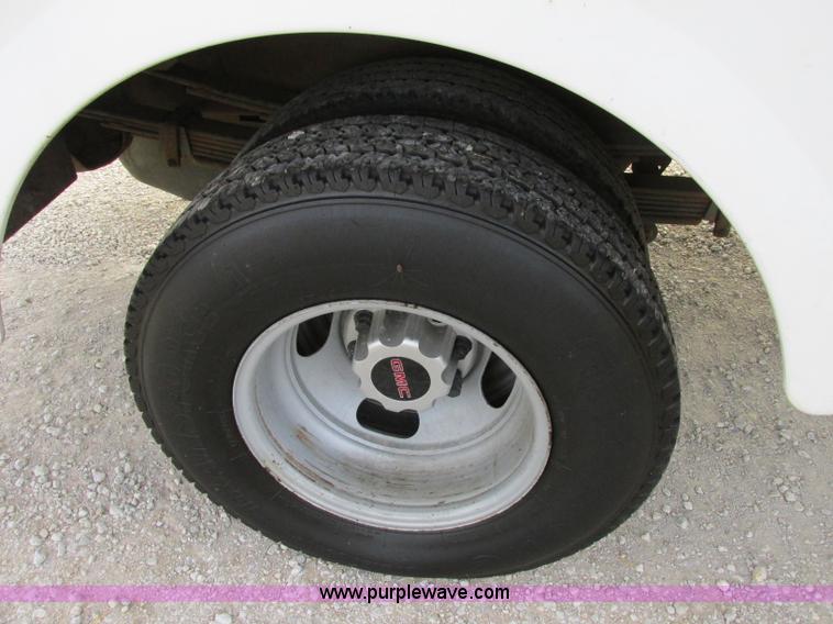 image for item F5426 2004 GMC Sierra 3500 utility truck