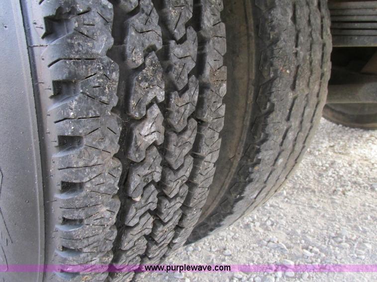 image for item F5426 2004 GMC Sierra 3500 utility truck