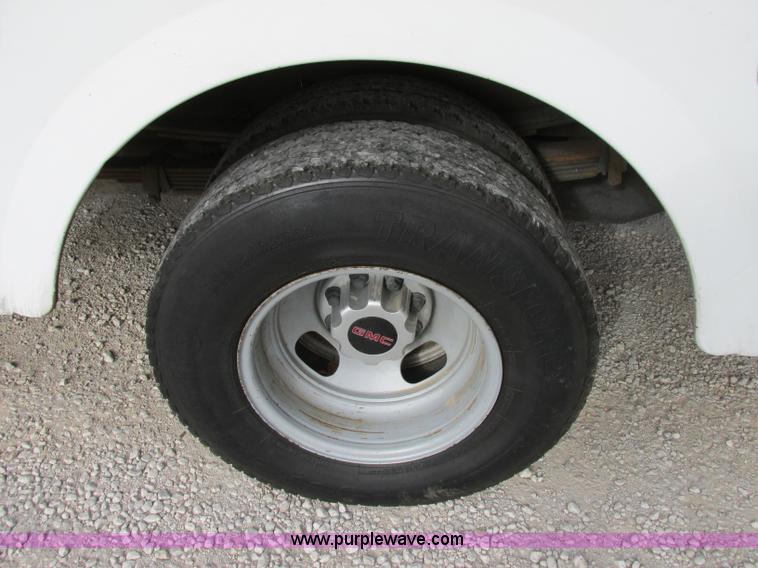 image for item F5426 2004 GMC Sierra 3500 utility truck