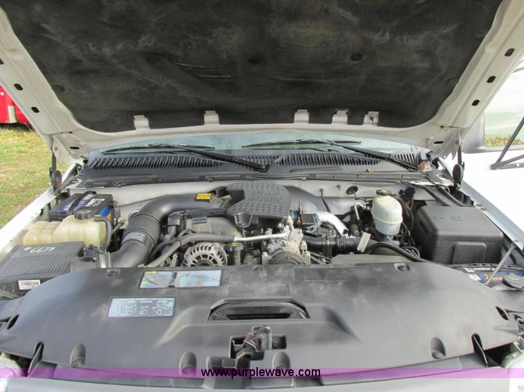 image for item F5426 2004 GMC Sierra 3500 utility truck