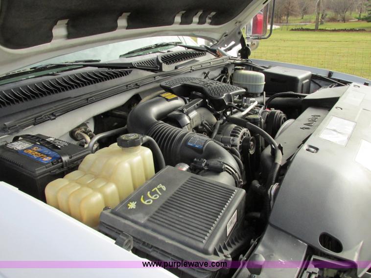 image for item F5426 2004 GMC Sierra 3500 utility truck