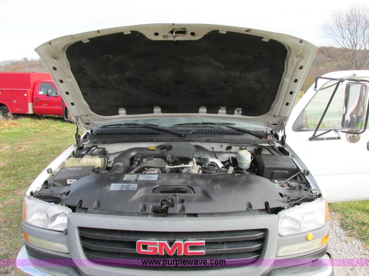 image for item F5426 2004 GMC Sierra 3500 utility truck