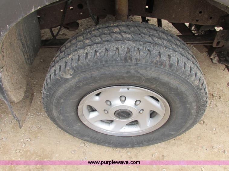 image for item F5454 2002 Ford F350 Super Duty XL flatbed truck