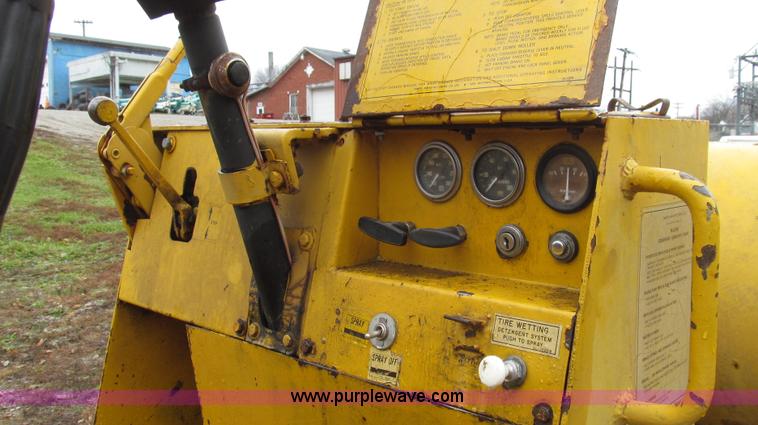 image for item G2187 Tampo RS16A vibratory smooth drum roller