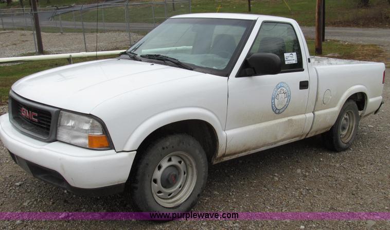 image for item G2191 2000 GMC Sonoma SL pickup truck