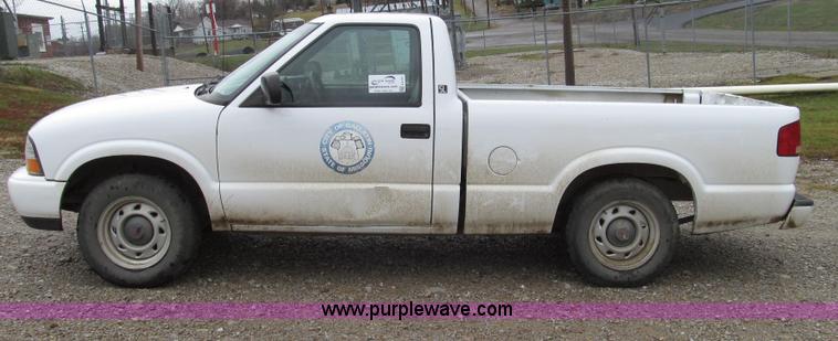 image for item G2191 2000 GMC Sonoma SL pickup truck