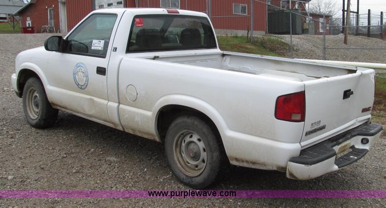 image for item G2191 2000 GMC Sonoma SL pickup truck