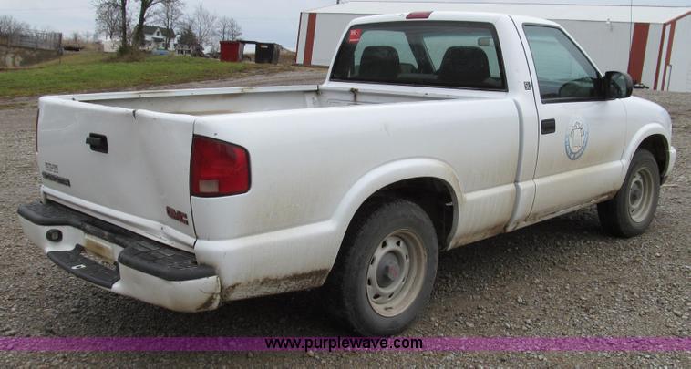 image for item G2191 2000 GMC Sonoma SL pickup truck