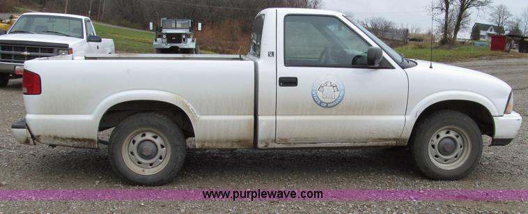 image for item G2191 2000 GMC Sonoma SL pickup truck