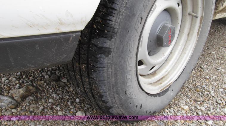 image for item G2191 2000 GMC Sonoma SL pickup truck