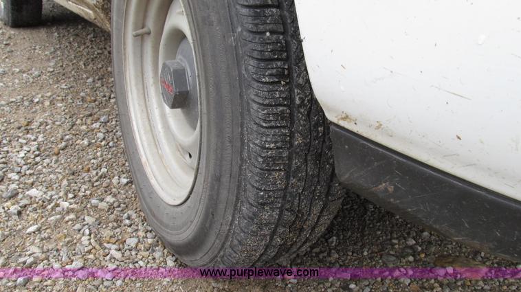 image for item G2191 2000 GMC Sonoma SL pickup truck