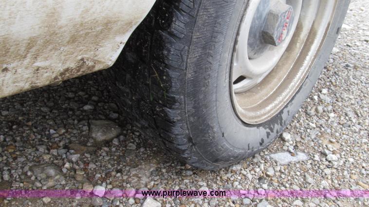 image for item G2191 2000 GMC Sonoma SL pickup truck