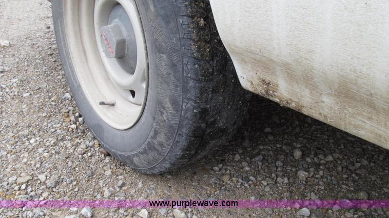 image for item G2191 2000 GMC Sonoma SL pickup truck