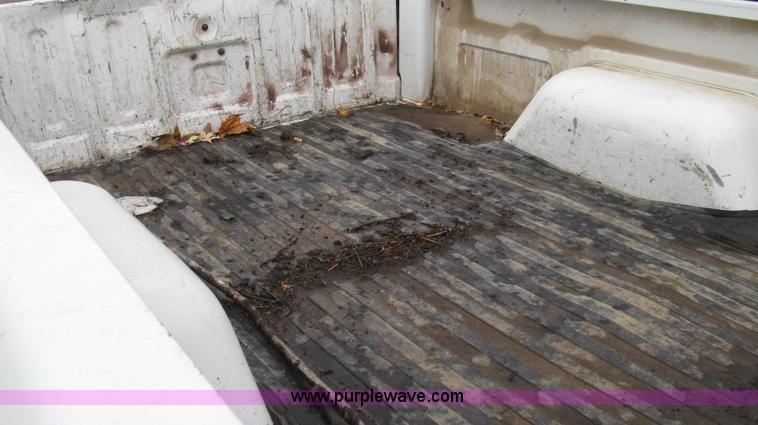 image for item G2191 2000 GMC Sonoma SL pickup truck