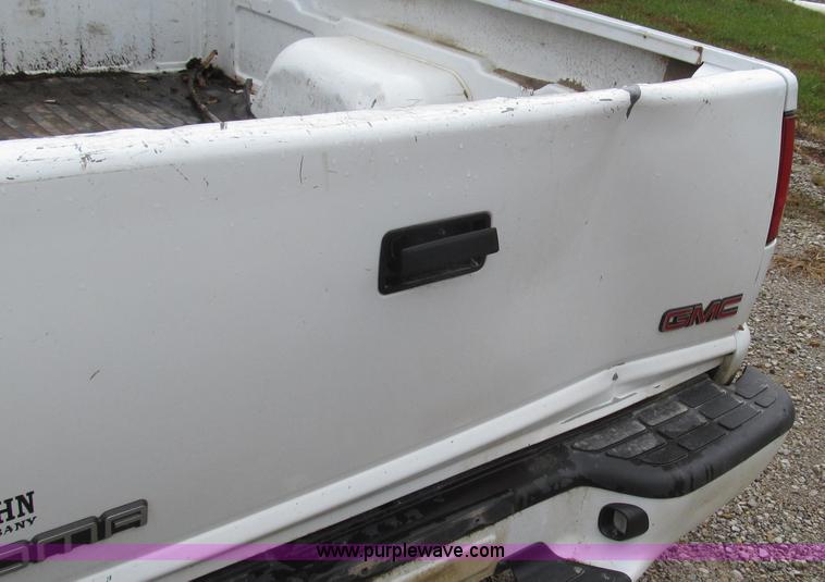 image for item G2191 2000 GMC Sonoma SL pickup truck