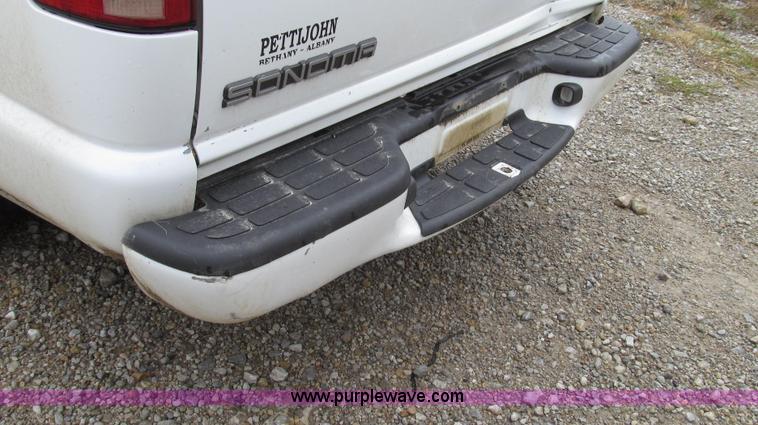 image for item G2191 2000 GMC Sonoma SL pickup truck