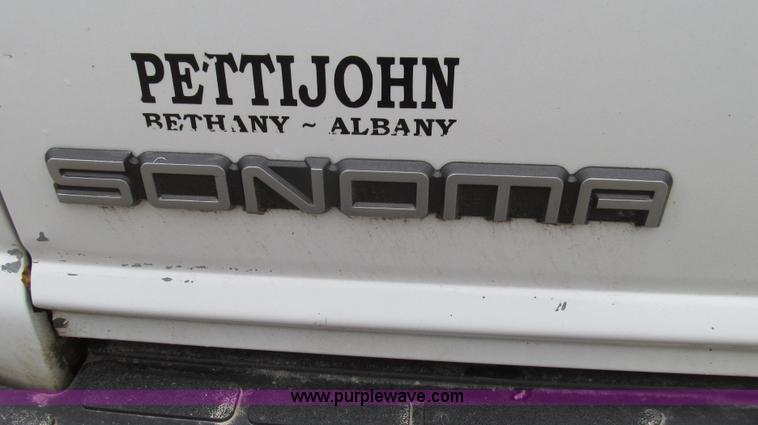 image for item G2191 2000 GMC Sonoma SL pickup truck