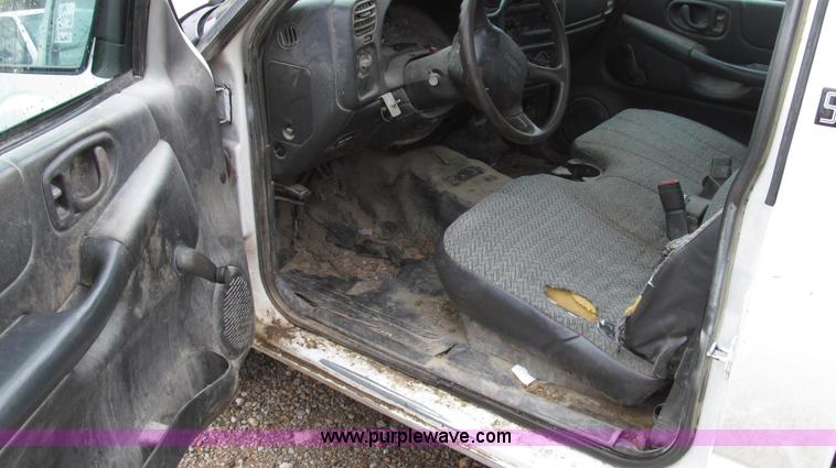 image for item G2191 2000 GMC Sonoma SL pickup truck