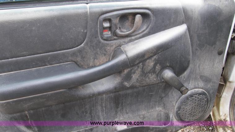 image for item G2191 2000 GMC Sonoma SL pickup truck