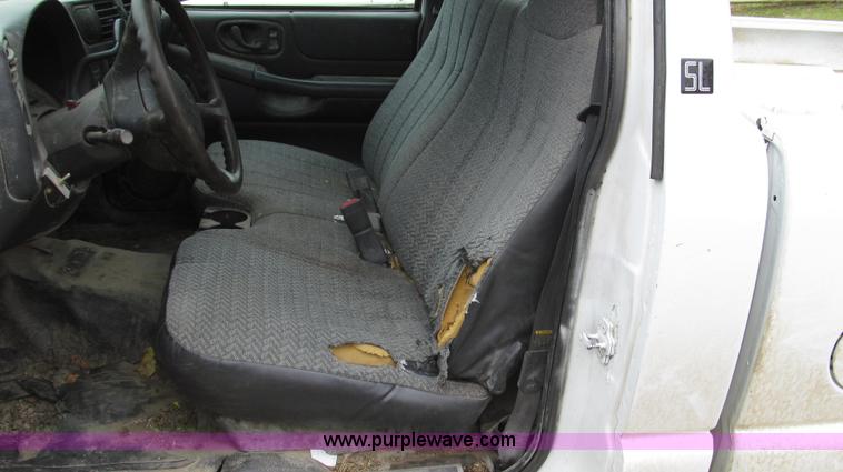 image for item G2191 2000 GMC Sonoma SL pickup truck