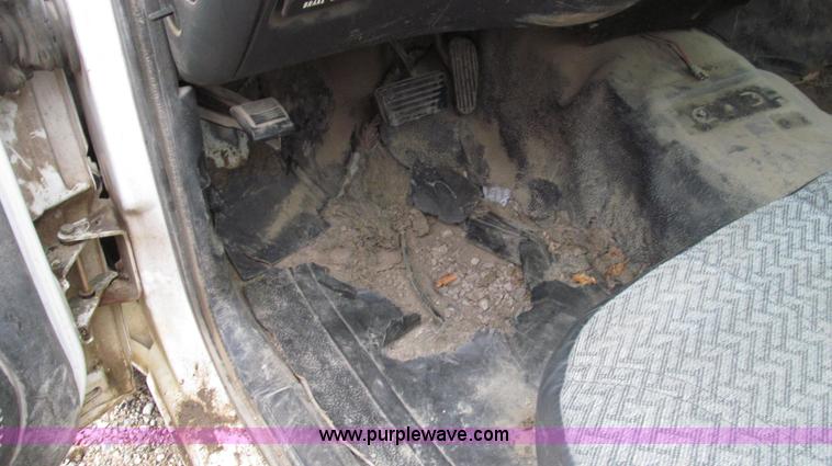 image for item G2191 2000 GMC Sonoma SL pickup truck