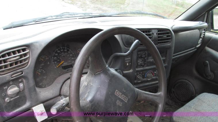 image for item G2191 2000 GMC Sonoma SL pickup truck