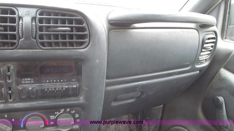 image for item G2191 2000 GMC Sonoma SL pickup truck