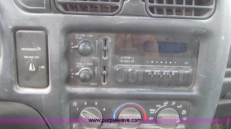 image for item G2191 2000 GMC Sonoma SL pickup truck