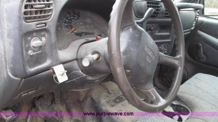 image for item G2191 2000 GMC Sonoma SL pickup truck