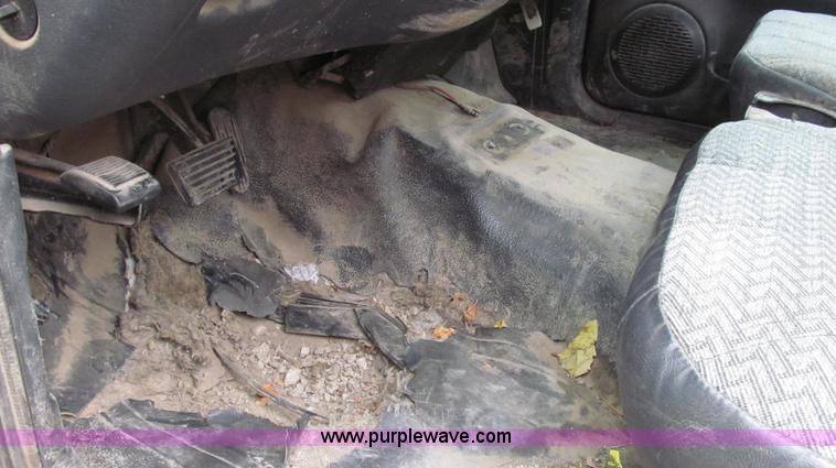 image for item G2191 2000 GMC Sonoma SL pickup truck