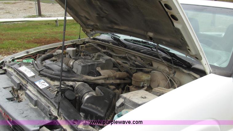 image for item G2191 2000 GMC Sonoma SL pickup truck