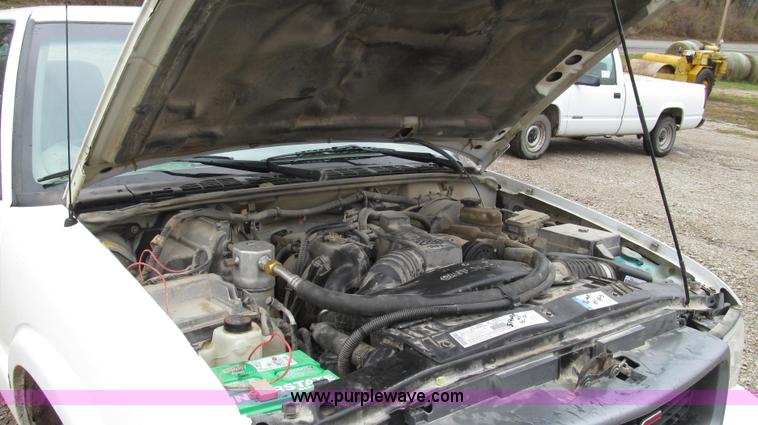 image for item G2191 2000 GMC Sonoma SL pickup truck