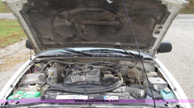 image for item G2191 2000 GMC Sonoma SL pickup truck