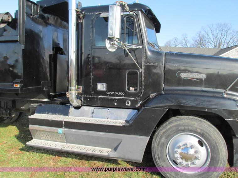 image for item G9381 1989 Freightliner FLD120 dump truck